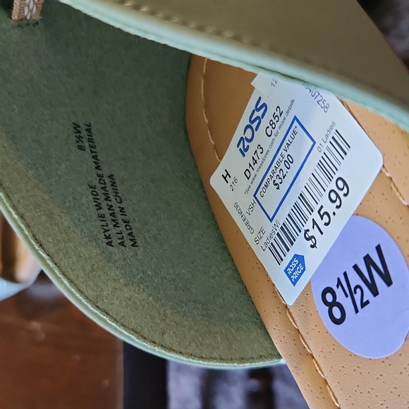 Flats- cute size 8.5Wide - Picture 3 of 4